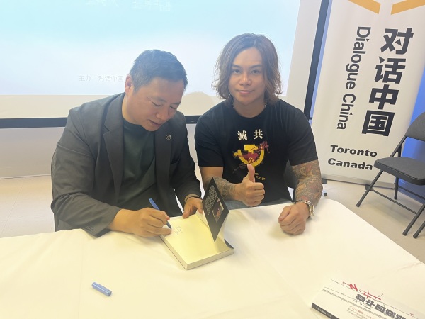 王丹簽名售書