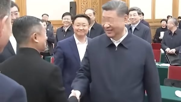習近平和馬雲握手。（視頻截圖）