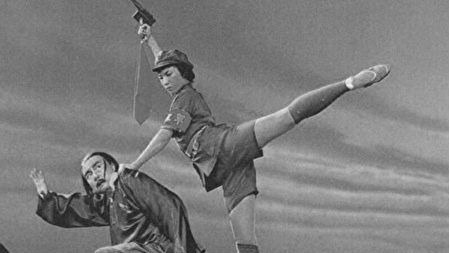 中共編造了樣板戲《紅色娘子軍》，虛構了「惡地主」南霸天