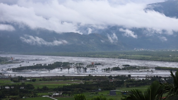 花莲马太鞍溪堰塞湖溢流，造成严重灾情与伤亡，24日从高处眺望光复乡，可见大片泥沙、土石漫流。