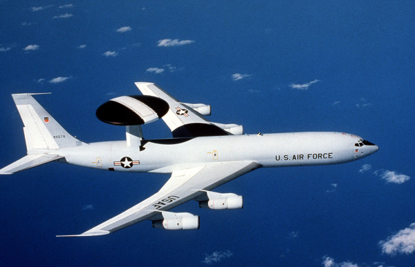一架配備空中預警與控制系統（AWACS）的E-3A哨兵機