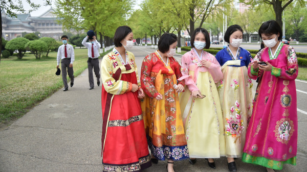 2022年4月25日，朝鮮女子走在平壤街頭。