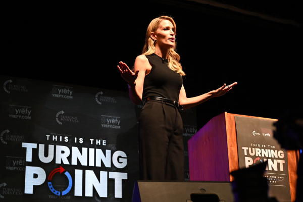美国记者梅根·凯利（Megyn Kelly）于2025年9月24日在弗吉尼亚州布莱克斯堡弗吉尼亚理工大学（Virginia Tech）布鲁斯厅（Burruss Hall）举行的“美国复兴之旅”（American Comeback Tour）活动中发表讲话。