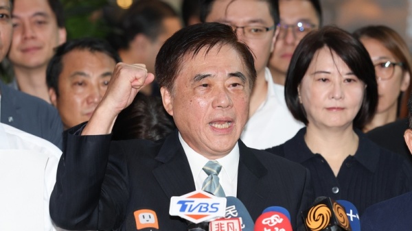 國民黨主席10月18日改選，9月15日至19日辦理領表登記作業。前台北市長郝龍斌（前中）19日前往中央黨部登記參選。