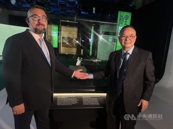 在11日開幕式上，台捷政要雲集，安排故宮院長蕭宗煌（右）與捷克國家博物館總館長盧卡其（左）上台發言。