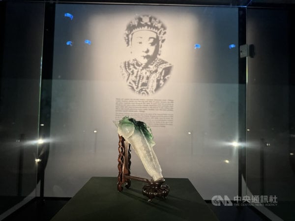 故宮9月在捷克推出「故宮文物百選及其故事」特展，展出131組件珍寶，其中國寶「翠玉白菜」更是首次來到歐洲，引起國內外的關注。