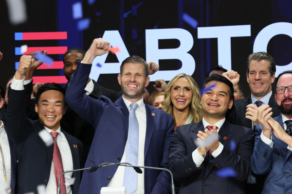 2025年9月16日：美國比特幣（American Bitcoin）聯合創始人兼首席戰略官埃里克．川普（Eric Trump）與美國比特幣執行主席阿舍爾．傑努特（Asher Genoot）於2025年9月16日在紐約市納斯達克總部敲響開市鐘。