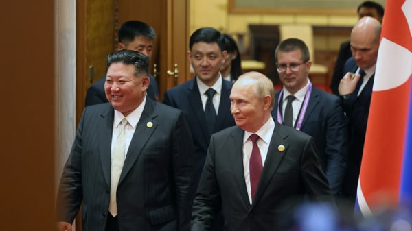 2025年9月3日，俄罗斯总统弗拉基米尔．普京（右）与朝鲜最高领导人金正恩（左）在北京举行双边会晤。