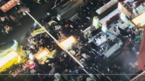 「鍋碗瓢盆板凳滿天飛」昆明街頭攤販大戰城管(圖)