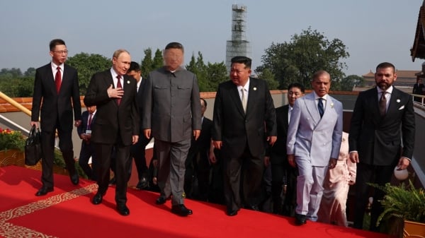 俄羅斯總統普京與中國國家主席習近平、朝鮮領導人金正恩和巴基斯坦總理夏巴茲·謝里夫參加 2025 年 9 月 3 日在北京天安門廣場舉行的閱兵儀式。