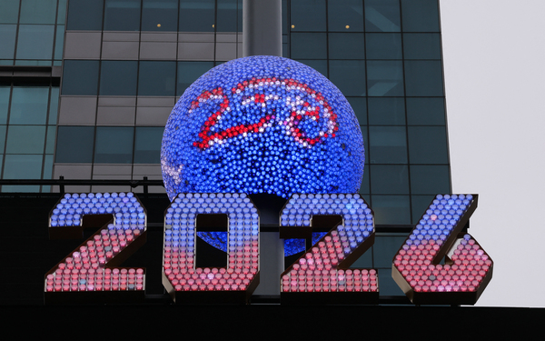 2025年12月26日，在紐約時代廣場一號舉行的燈光秀儀式上，七英尺高的「2026」字樣亮相，為當年時代廣場的新年慶祝活動預熱。