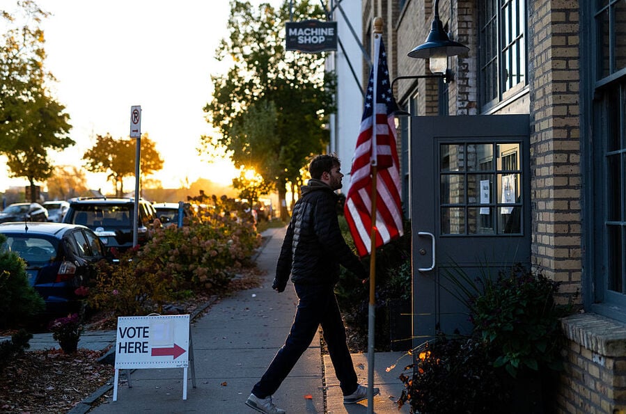 2025年11月4日：在明尼蘇達州明尼阿波利斯市，選民們於2025年11月4日選舉日當天抵達投票站。