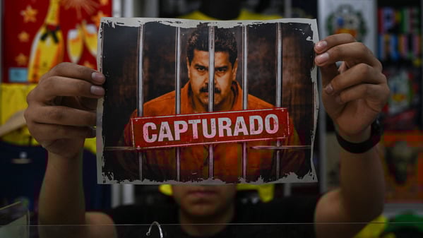 2026年1月6日，在利馬的“Emporio Comercial de Gamarra”商店，一名男子展示了一張經過數碼處理的委內瑞拉前總統尼古拉斯•馬杜羅的照片。