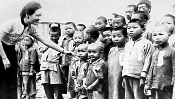 宋美齡探望戰時保育院的孩子們