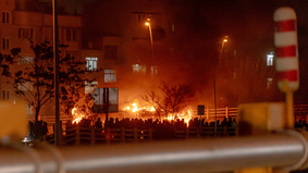 似曾相似画面伊朗妈妈高举双手迎向枪口撼动中国网民(图视频)