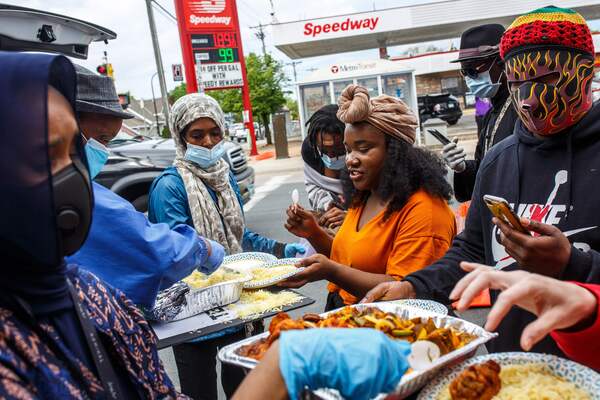 索馬里裔美國人社區成員於2020年5月27日在美國明尼蘇達州明尼阿波利斯市，在喬治．弗洛伊德（George Floyd）於警方拘押期間身亡地點附近設立的臨時紀念點旁，提供自製午餐。