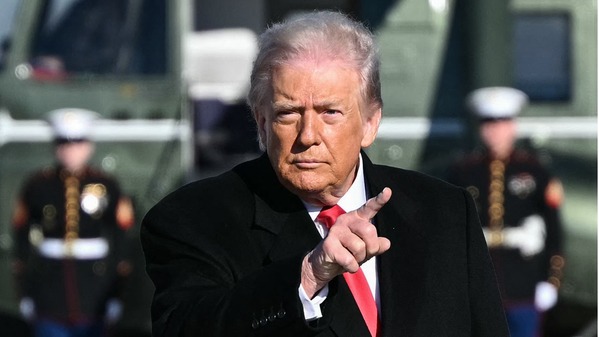 川普敦促伊朗人继续抗议接管国家称“援助正在赶来”(组图)