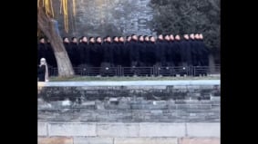 北京紧张中南海附近“黑衣人”黑压压一片(图)