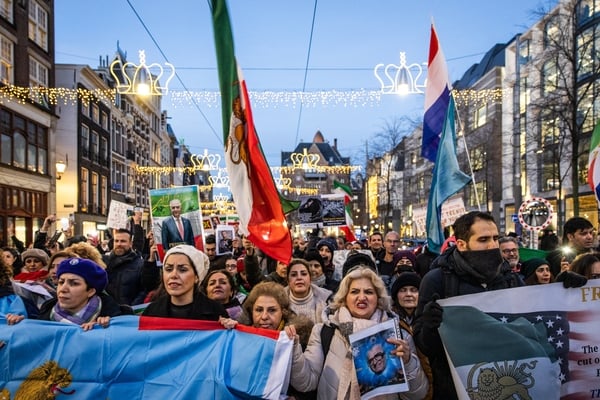 2026年1月14日，阿姆斯特丹举行声援伊朗的抗议游行，示威者手持旗帜和标语牌。