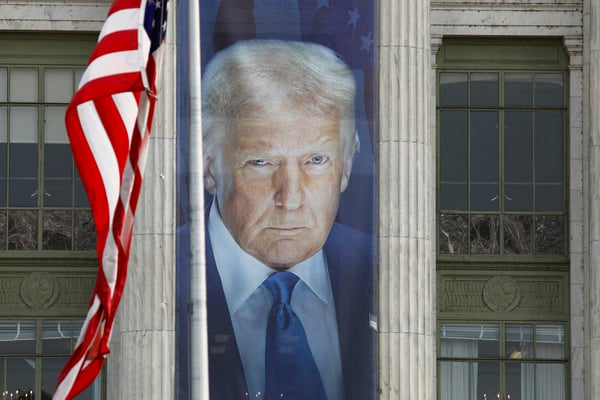 川普对先进AI芯片加征25关税(图)