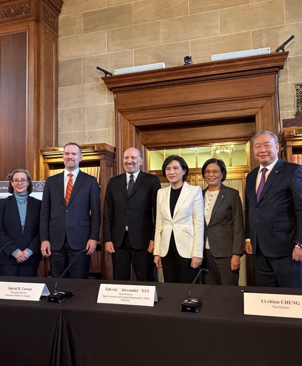  台美双方达成包括“台湾对等关税调降为15%且不叠加，以及半导体与半导体衍生品等232关税取得最优惠待遇等。(图左至右)美国在台协会（AIT）执行理事蓝莺、美国贸易代表署代表葛里尔、美国商务部长卢特尼克、行政院副院长郑丽君、政务委员杨珍妮、驻美代表处代表俞大㵢。（图片来源：中央社）