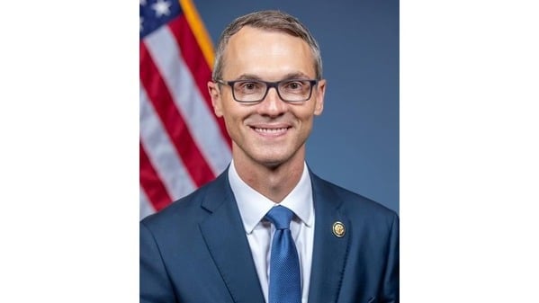 新当选美国弗吉尼亚州国会众议员的詹姆斯・沃金肖（James Walkinshaw）致信，祝贺神韵艺术团成立二十周年，并开启新一轮全球巡回演出，再次将神韵艺术之美呈现给世界各地的观众。