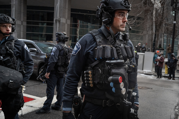 2026年1月17日，警方在明尼苏达州明尼阿波利斯市，与抗议人士对峙，这些示威者正在抗议联邦政府加强遣返无证移民的行动。