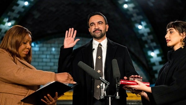 马姆达尼宣誓就职成纽约首位穆斯林市长(图)