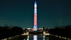 华盛顿纪念碑点亮拉开“美国250周年”序幕(图)