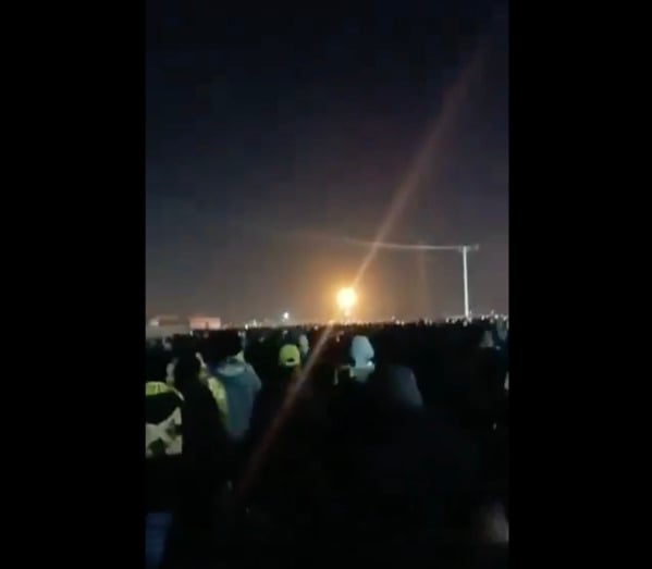 和中国一样网友呼吁给伊朗人空投武器(图)