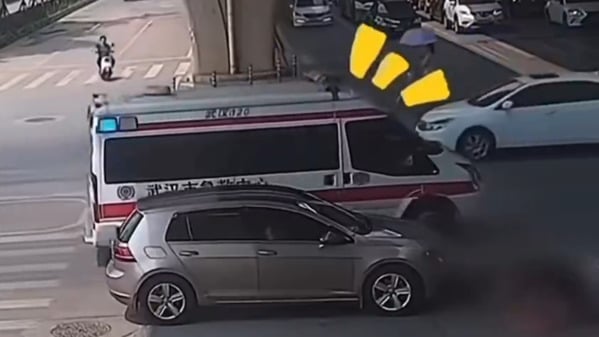 活摘已疯狂武汉轿车撞倒骑手“救护车”同时到达(图)