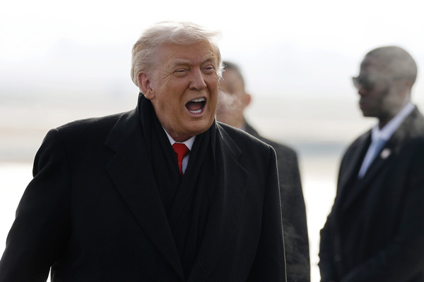 美國總統川普於2026年1月21日抵達瑞士蘇黎世機場，準備前往達沃斯出席世界經濟論壇（WEF），在下機時向外界致意。