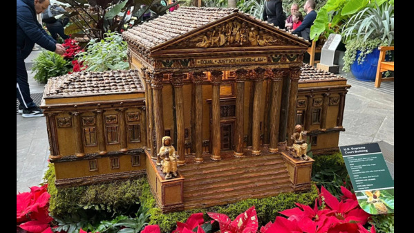  图片8:美国最高法院缩微模型。（摄影：曹明/看中国）