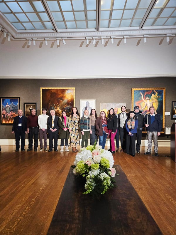 第七届新唐人油画大赛决赛入围作品展的部分入围画家合影。（摄影/Moira）