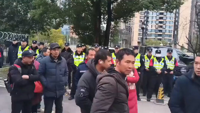 重庆万泰公司工人连续多天堵门讨薪。