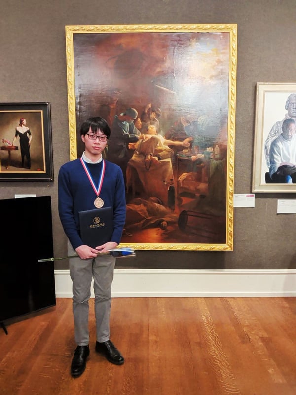 台湾画家蔡少航和他的铜奖作品〈活摘器官〉（摄影：舒馨/看中国）