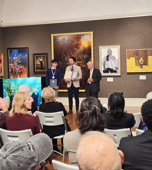 第七届新唐人全世界人物写实油画大赛铜奖获得者，评委主席张昆仑教授（右）颁奖。（摄影：Moira/看中国）