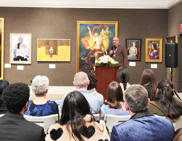 银奖得主美国画家Ken Young发表获奖感言。（摄影：Moira/看中国）