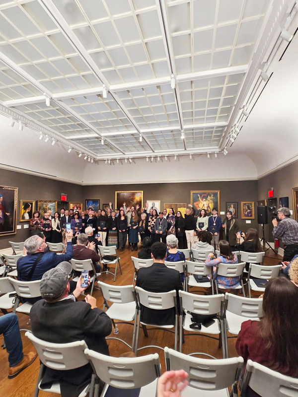 第七届新唐人全世界人物写实油画大赛与会获奖艺术家合影。（摄影：Moira/看中国）