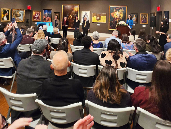 第七届新唐人全世界人物写实油画大赛杰出人文奖获得者，大赛组委会主席LUCY ZHOU（右）颁奖。（摄影：Moira/看中国）