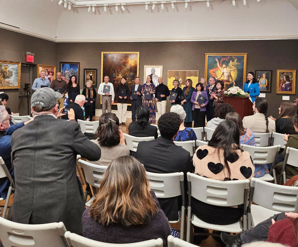 第七届新唐人全世界人物写实油画大赛组委会主席LUCY ZHOU颁发入选证书。（摄影：Moira/看中国）