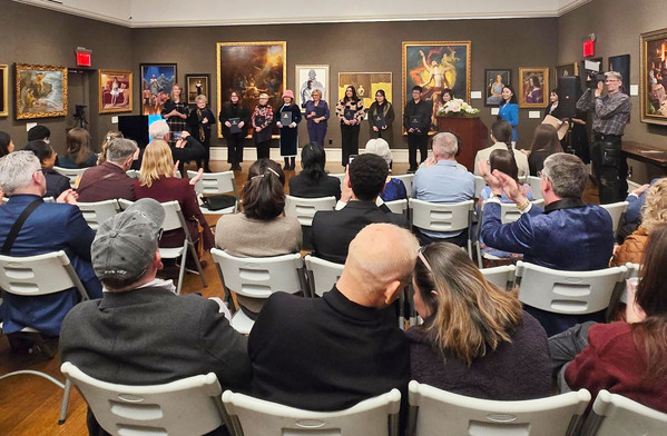 第七届新唐人全世界人物写实油画大赛优秀奖获得者，大赛组委会主席LUCY ZHOU（右）颁奖。（摄影：Moira/看中国）