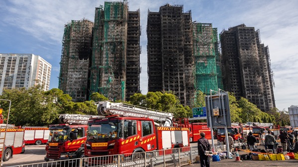 2025年11月30日，人們在香港大埔區宏福苑附近公園表達哀悼。（圖片來源：Anthony Kwan/Getty Images)