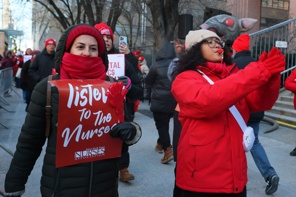 图说：2026年1月20日，纽约市西奈山医院的护士在医院外举行罢工。( Michael M. Santiago/Getty Images)t