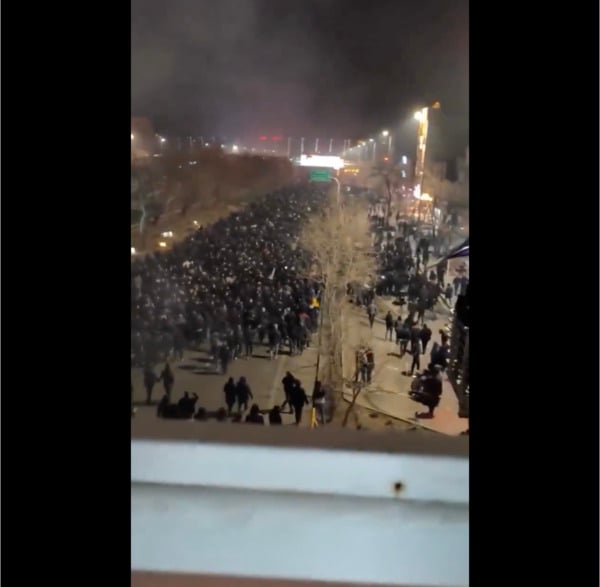 伊朗斷網斷電話哈梅內伊家鄉百萬人上街(圖)