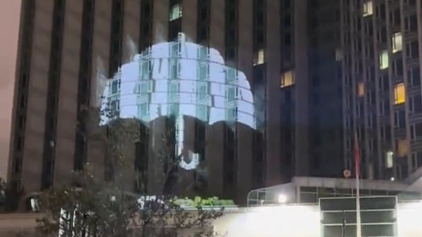 12把雨傘12人名紐約中領館外上演追光大戰(圖)