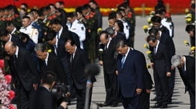 习携政治局常委在大风中献花篮东部战区陆军政委换人(图)