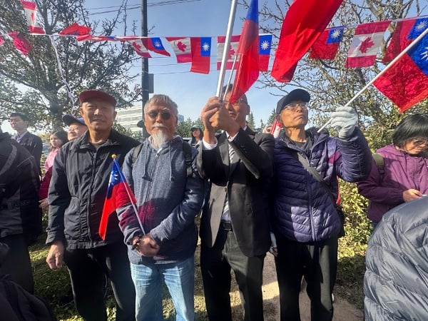 幾位大陸民眾也參加了升旗儀式