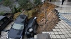 昆明道路突发大面积坍塌多车掉落深坑视频曝光(图)