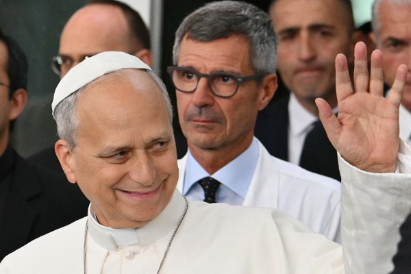  2026年10月17日，意大利罗马，教皇良十四世（Pope Leo XIV）在接受右肺癌性肿瘤切除手术四天后，从杰梅利大学医院出院，并向现场民众挥手致意。